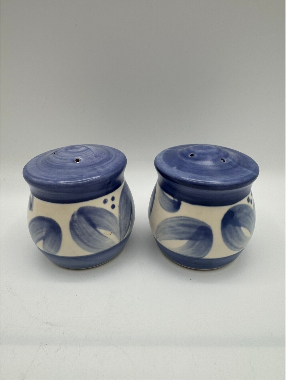 Vintage Pfaltzgraff Villa Flora Salt & Pepper Shakers Blue Stoneware Set Stopper